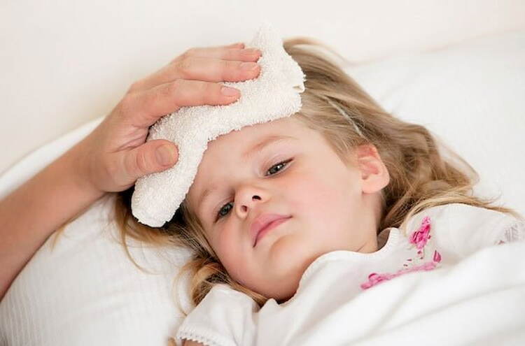 Trẻ em có nguy cơ cao xảy ra co giật khi bị sốt, cần có phương án xử lý kịp thời tránh các biến chứng khó lường.