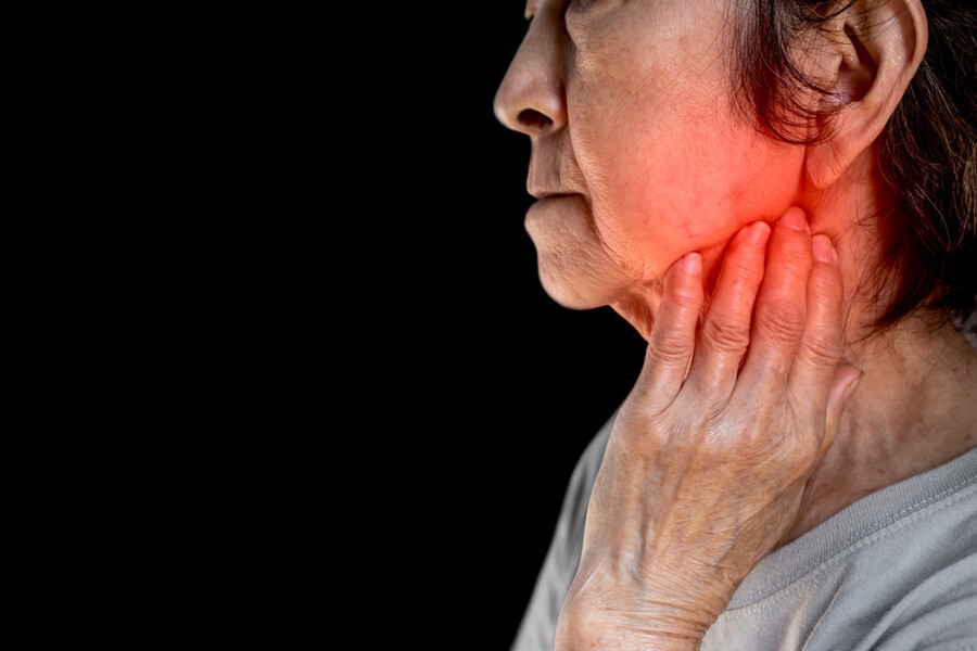 Các hạch bạch huyết sưng ở cổ, dưới cằm, nách và ở háng là dấu hiệu của từng vấn đề khác nhau trên cơ thể.