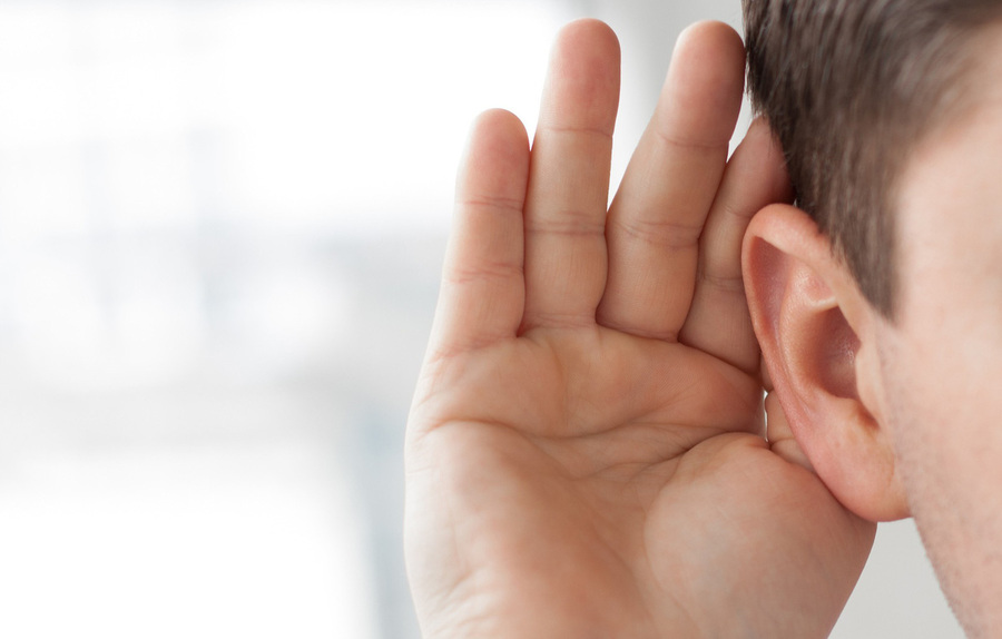 Nguyên nhân gây mất thính lực có thể bao gồm những tổn thương trong tai, tích tụ ráy tai, nhiễm trùng hay thủng màng nhĩ.