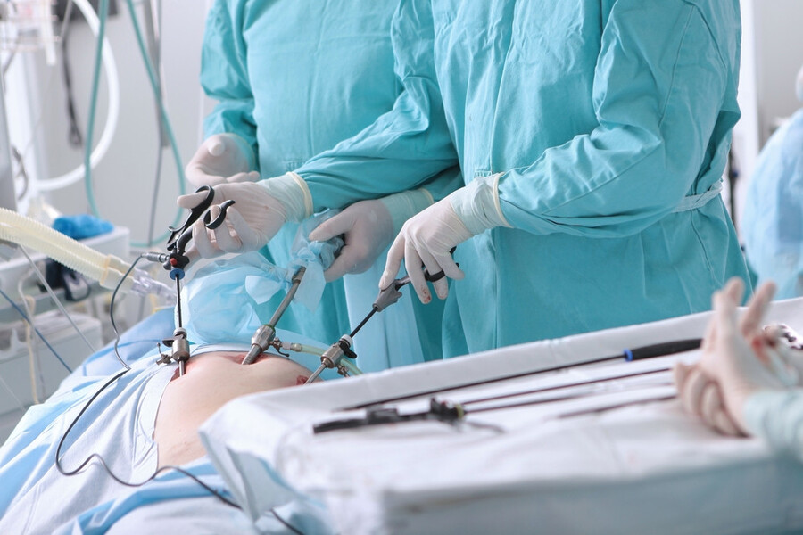 Phẫu thuật để cắt bỏ phần mô bị phình ra là cách tốt nhất để điều trị dứt điểm thoát vị bẹn.