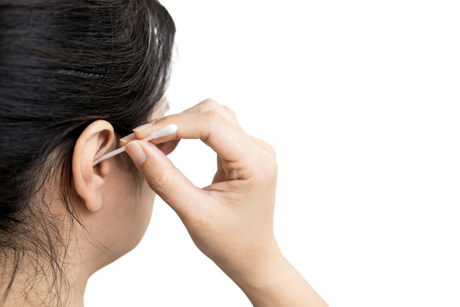 Thủng màng nhĩ là tình trạng xuất hiện một lỗ thủng hoặc vết rách trên mô mỏng ngăn cách giữa ống tai và tai giữa gây ảnh hưởng nghiêm trọng đến thính giác.