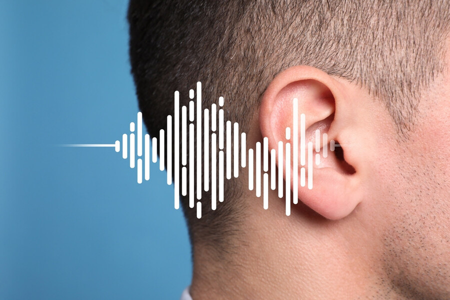 Ù tai là hiện tượng tai xuất hiện những tiếng ù hoặc tiếng động lạ ở một hoặc cả hai tai.