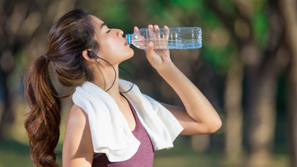 Uống nhiều nước giảm nguy cơ đau đầu 