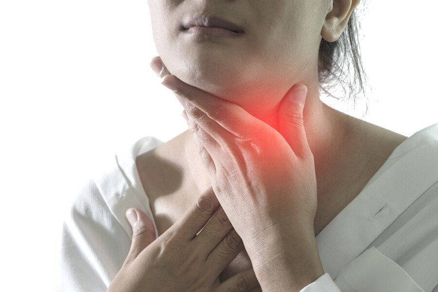 Viêm amidan là tình trạng nhiễm trùng cấp ở hai miếng mô hình bầu dục phía sau cổ họng.