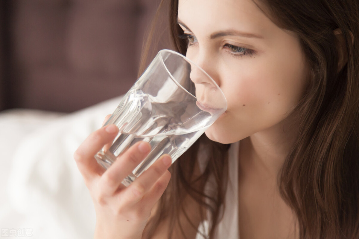 Giữ đủ nước giúp duy trì cân bằng nội môi và sức khỏe tổng thể. 