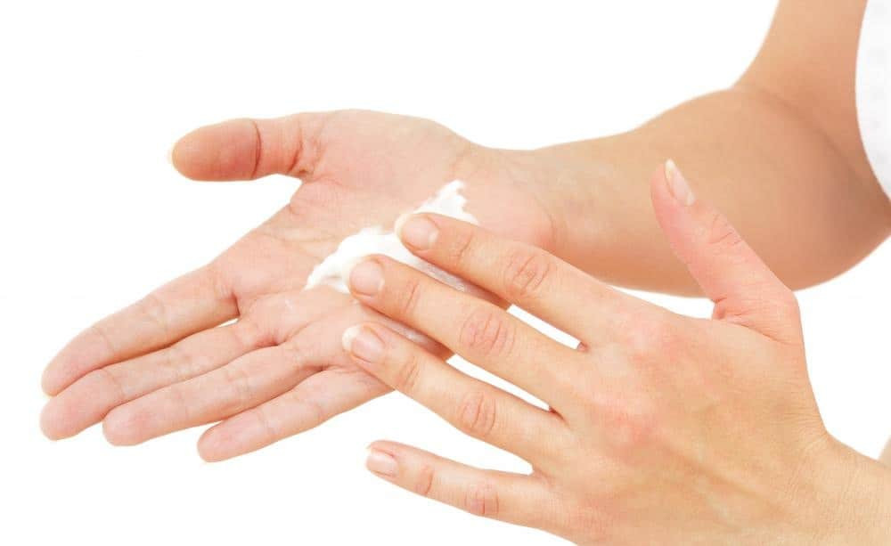 Tránh sử dụng các loại xà phòng có tính tẩy rửa mạnh có thể gây kích ứng, bong tróc hàng rào bảo vệ da. 