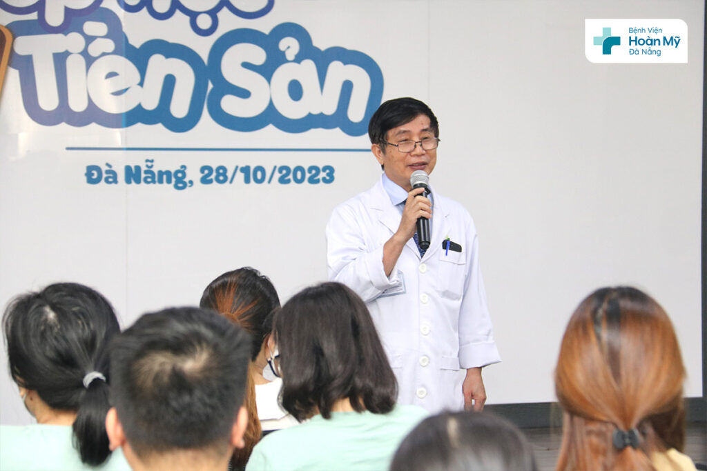 Bác sĩ khoa Phụ Sản – Bệnh viện Hoàn Mỹ Đà Nẵng chia sẻ cùng các bố mẹ kiến thức chăm sóc thai kỳ hữu ích trong chương trình Lớp học tiền sản tháng 10.2023