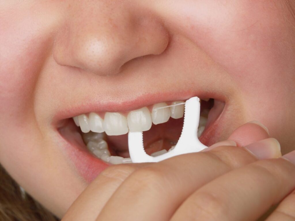 Dùng tăm chỉ đúng cách để làm sạch răng an toàn, hiệu quả 