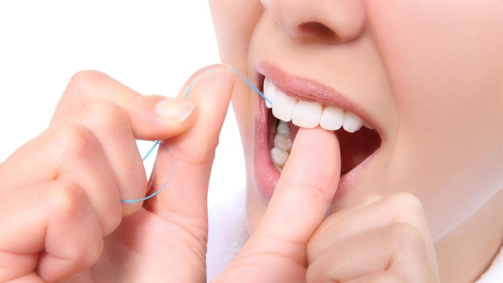 Chỉ tơ nha khoa giúp làm sạch sâu các kẽ răng 