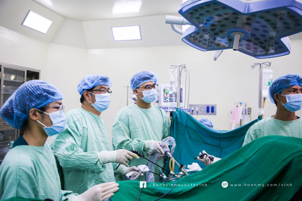 Hình ảnh các Bác sĩ đang thực hiện phẫu thuật ung thư đại trực tràng