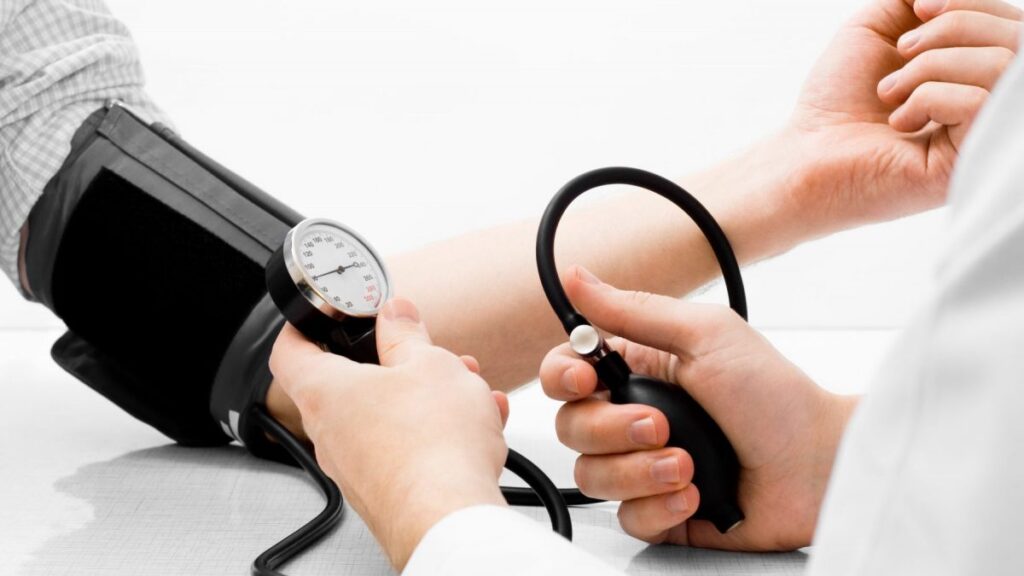 Bệnh lý về huyết áp cũng là nguyên nhân làm cơ thể bị suy nhược