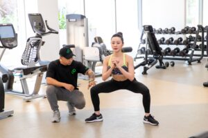 Tập squat sai cách có thể gây đau gối