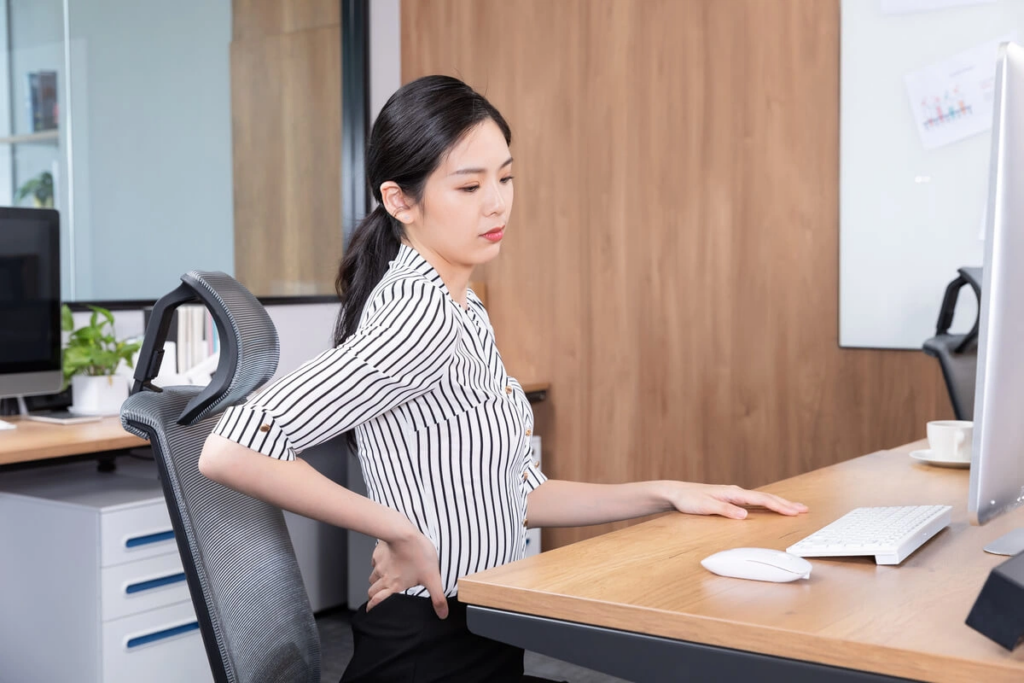 Triệu chứng đau thắt lưng khi ngồi làm việc 