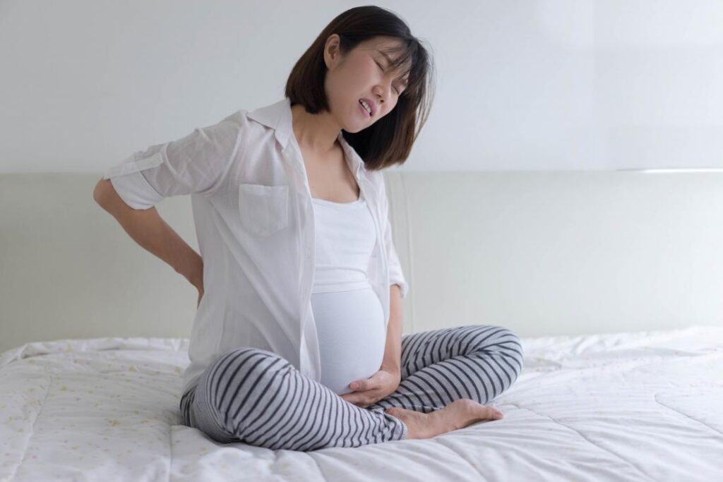 Phụ nữ mang thai thường xuất hiện những cơn đau lưng 