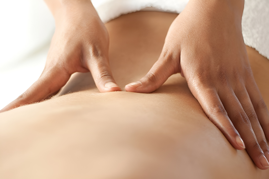 Chườm nóng kết hợp với massage nhẹ nhàng cho cơ lưng được thư giãn và hạn chế đau nhức 