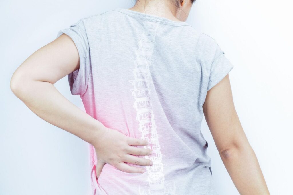 Thoát vị đĩa đệm thường gây đau lưng âm ỉ hoặc dữ dội 