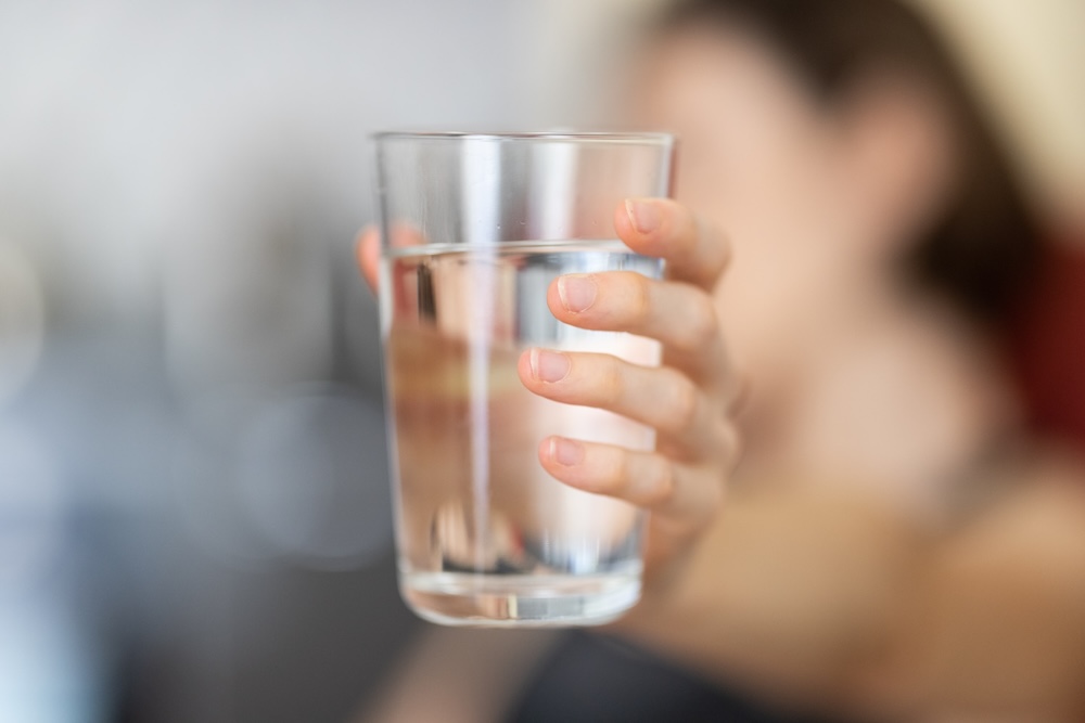 Uống nhiều nước để ngăn chặn tình trạng cơ thể bị mất nước nghiêm trọng khi sốt 