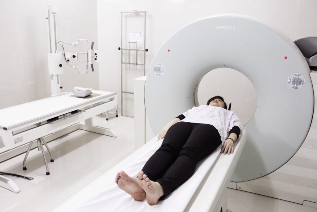 Nhược điểm chính của chụp CT là khả năng bị phơi nhiễm bức xạ từ tia X 