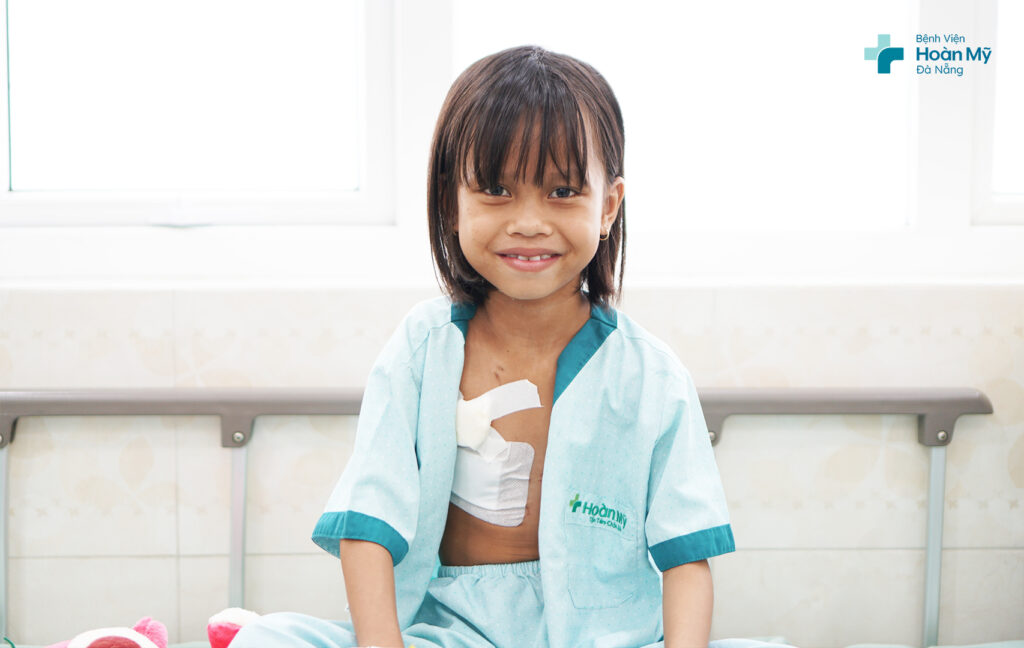 Em Nay H.Boi (9 tuổi) được phẫu thuật sửa dị tật tim bẩm sinh thông liên nhĩ bằng phương pháp ít xâm lấn, đường mổ nhỏ, ít đau sau mổ
