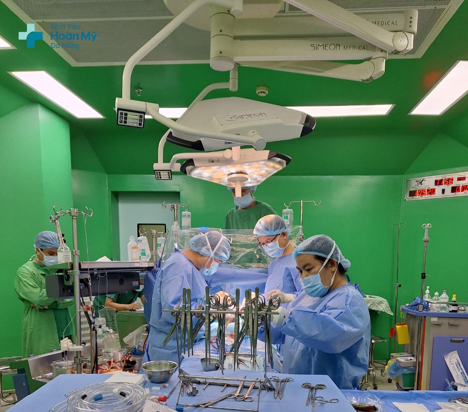 Ekip thực hiện phẫu thuật tim bẩm sinh trẻ em bằng đường mổ ít xâm lấn tại Bệnh viện Hoàn Mỹ Đà Nẵng