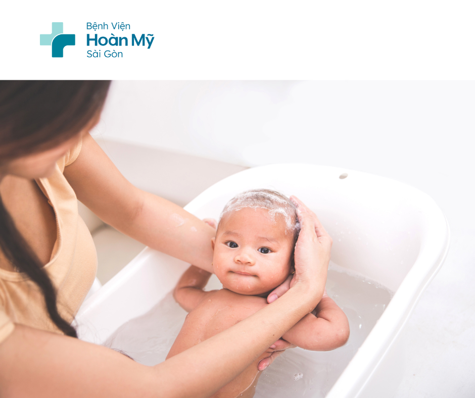 Khi tắm cho trẻ sơ sinh, hãy tắm phần đầu của bé trước