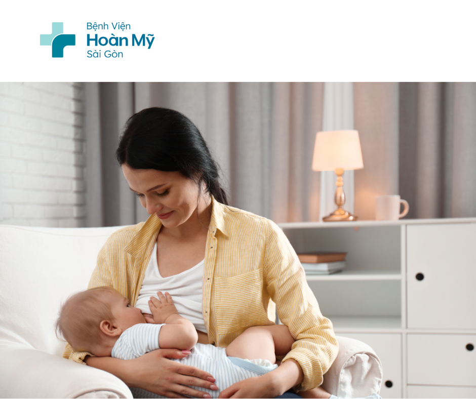 Một số vị trí cho bé bú phổ biến nhất là đặt đầu em bé vào khuỷu tay