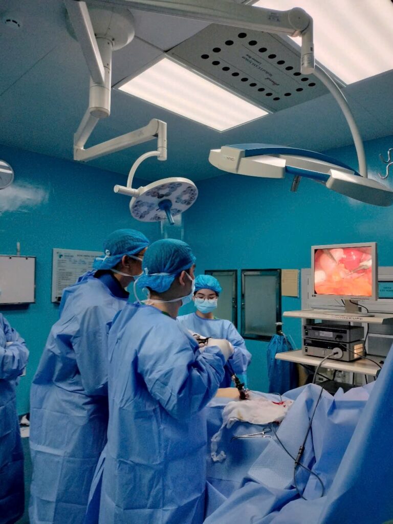 Phẫu thuật cắt túi mật cho bệnh nhân nữ tại Bệnh viện Hoàn Mỹ Bình Dương