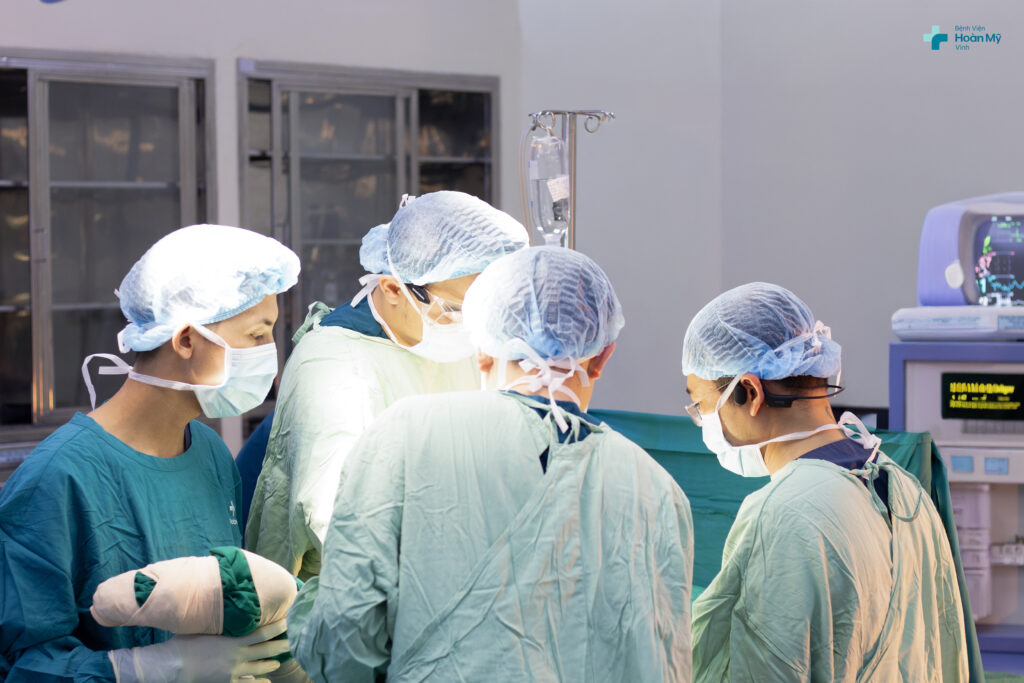 Phẫu thuật thay khớp háng thành công cho trường hợp cụ bà 102 tuổi