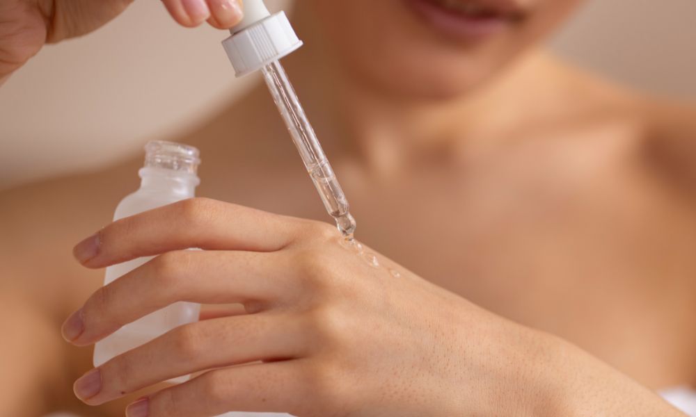 Thử sản phẩm trước khi thoa lên mặt