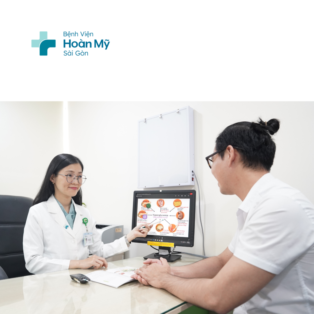 Bác sĩ kiểm tra đường huyết và tư vấn điều trị tiểu đường