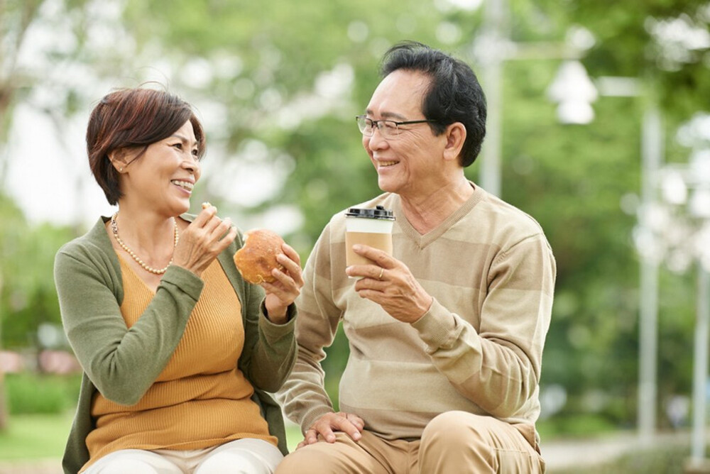 Người già cao tuổi là một trong những đối tượng cần bổ sung canxi