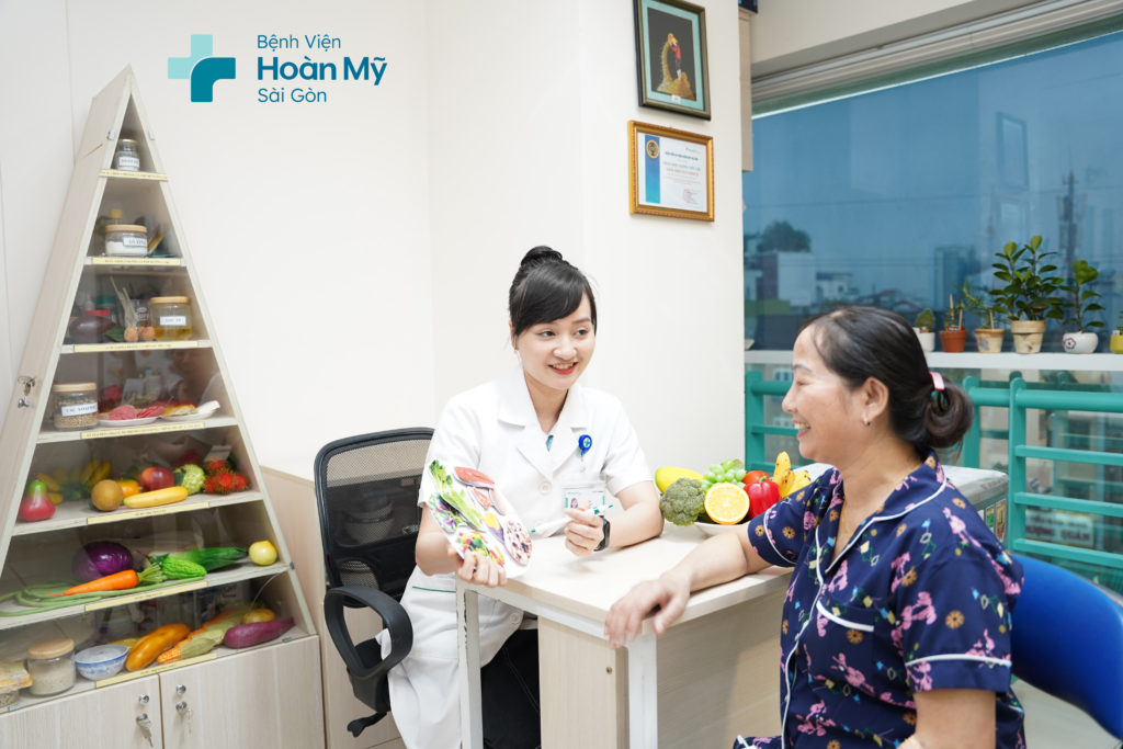 Chuyên viên dinh dưỡng tư vấn cho người bệnh
