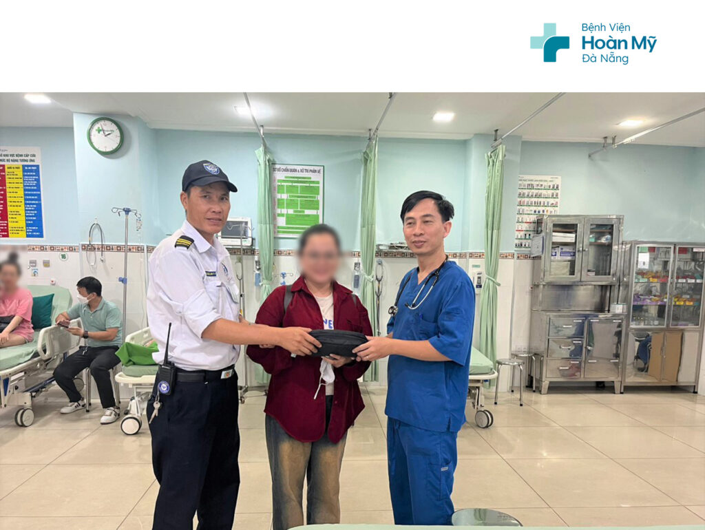 Nhặt được gần 100 triệu đồng, nhân viên y tế tìm trả lại cho người mất