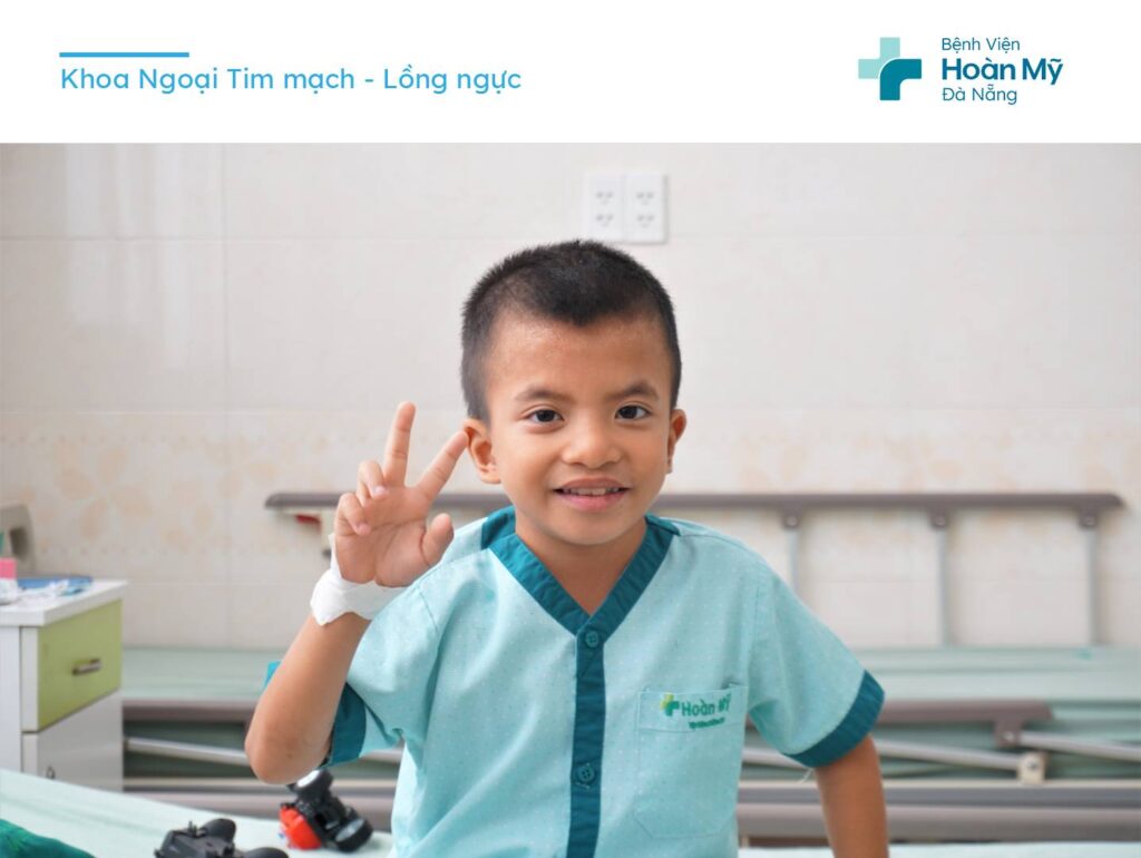 4 năm 2 lần phẫu thuật vá lỗi trái tim, nâng vùng khuyết lõm giữa ngực cho bé trai 8 tuổi