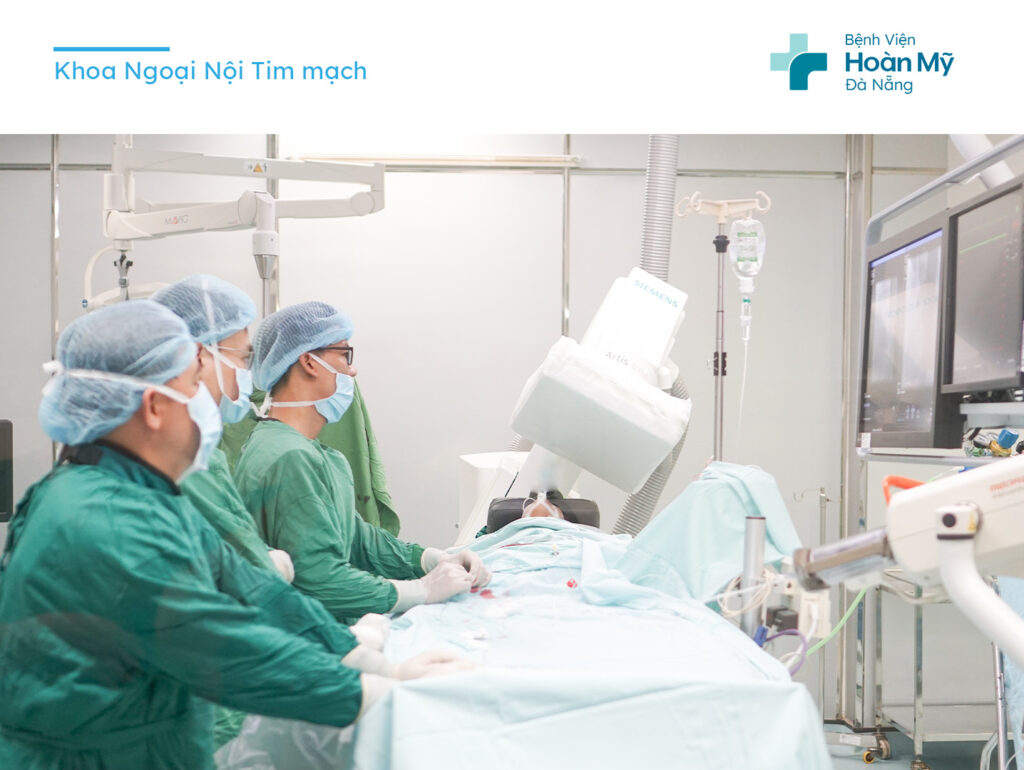 Can thiệp nội mạch hiệu quả cho người bệnh cao tuổi hẹp nặng 3 thân mạch vành