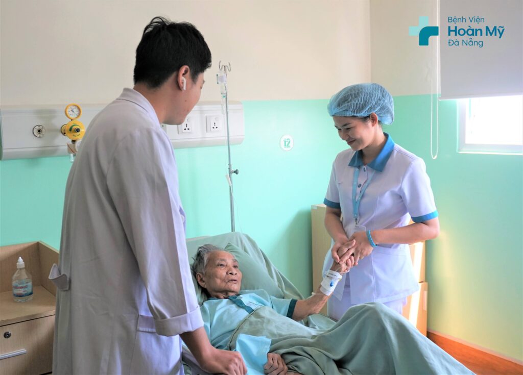 Phẫu thuật gãy xương đùi phải hậu biến chứng cho cụ bà 94 tuổi