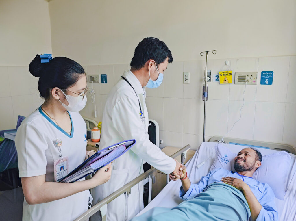 Điều trị thành công bệnh nhân biến chứng nặng viêm màng não do bệnh sốt phát ban