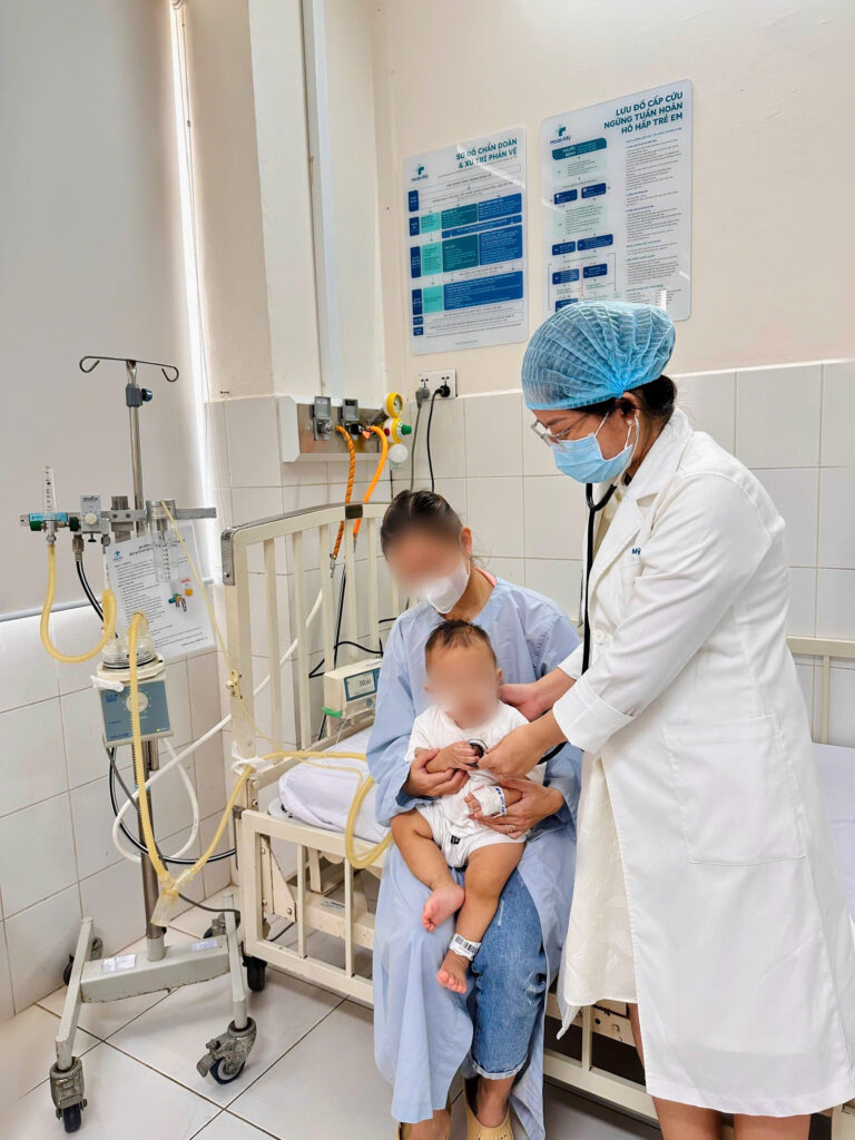 Điều trị thành công cho bé trai 8 tháng tuổi bị sởi biến chứng nặng