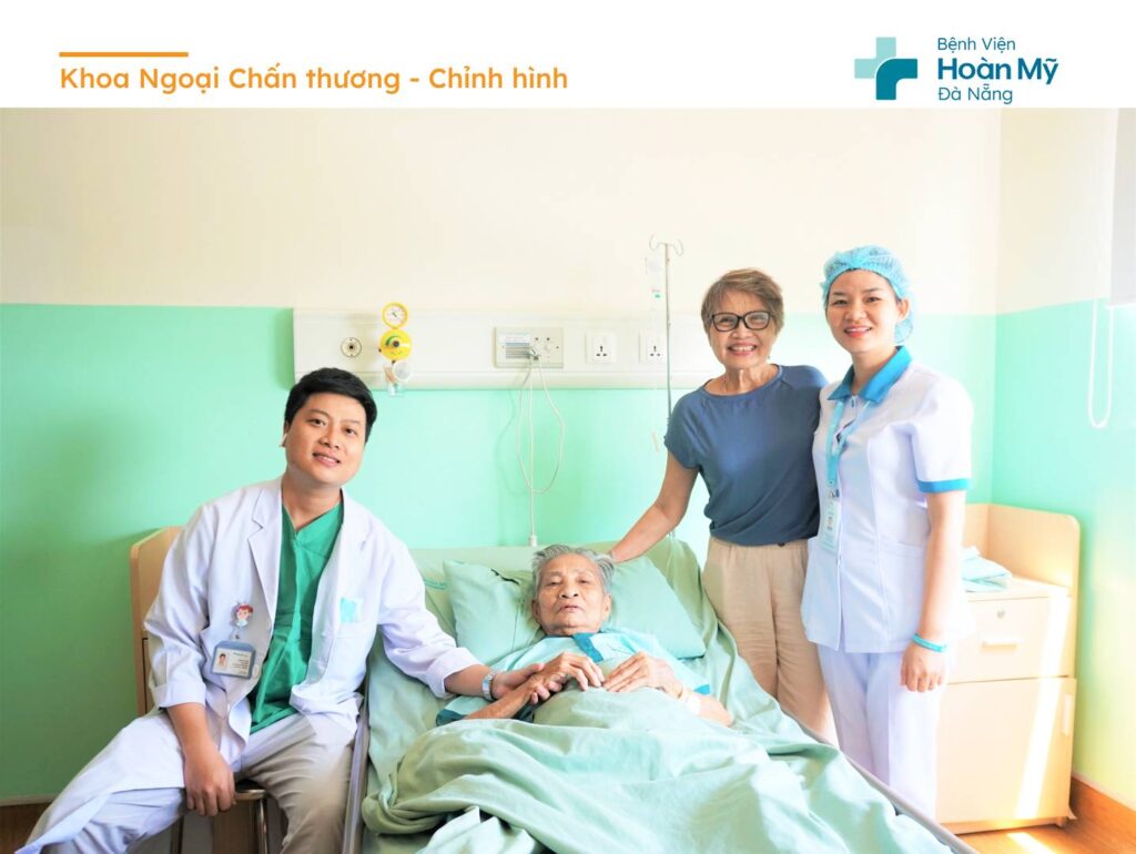 Cứu cụ bà 94 tuổi thoát nguy cơ hoại tử do biến chứng nhiễm trùng sau phẫu thuật gãy xương đùi phải