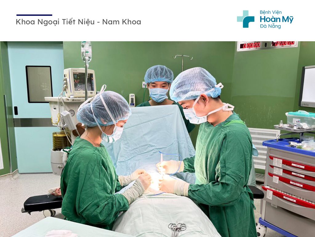 Phẫu thuật khẩn bảo tồn tinh hoàn xoắn cho bé trai 10 tuổi