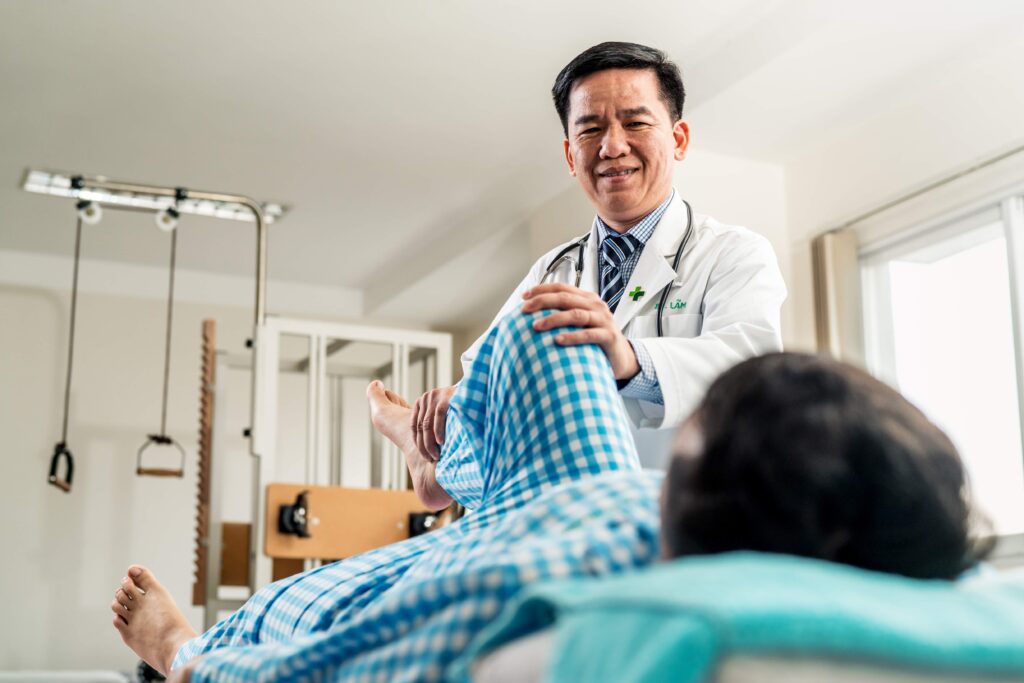 Người bệnh sau phẫu thuật thay khớp cần được hướng dẫn tập luyện vật lý trị liệu
đúng cách để phục hồi chức năng vận động.