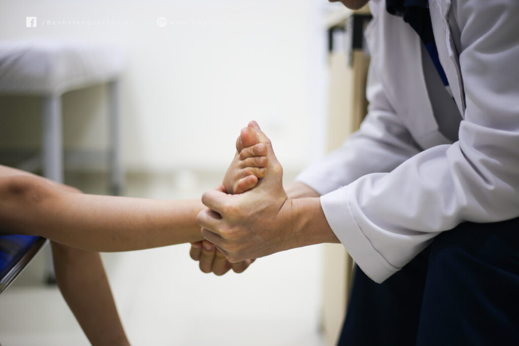 Bác sĩ khám sàng lọc và phẫu thuật tạo hình khắc phục dáng hình không hoàn hảo cho trẻ em Hà Tĩnh