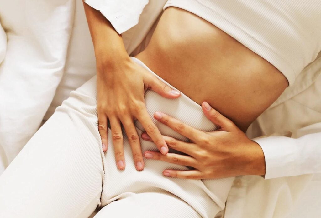 U xơ tử cung gây đau hạ vị và đau lưng do khối u lớn chèn ép