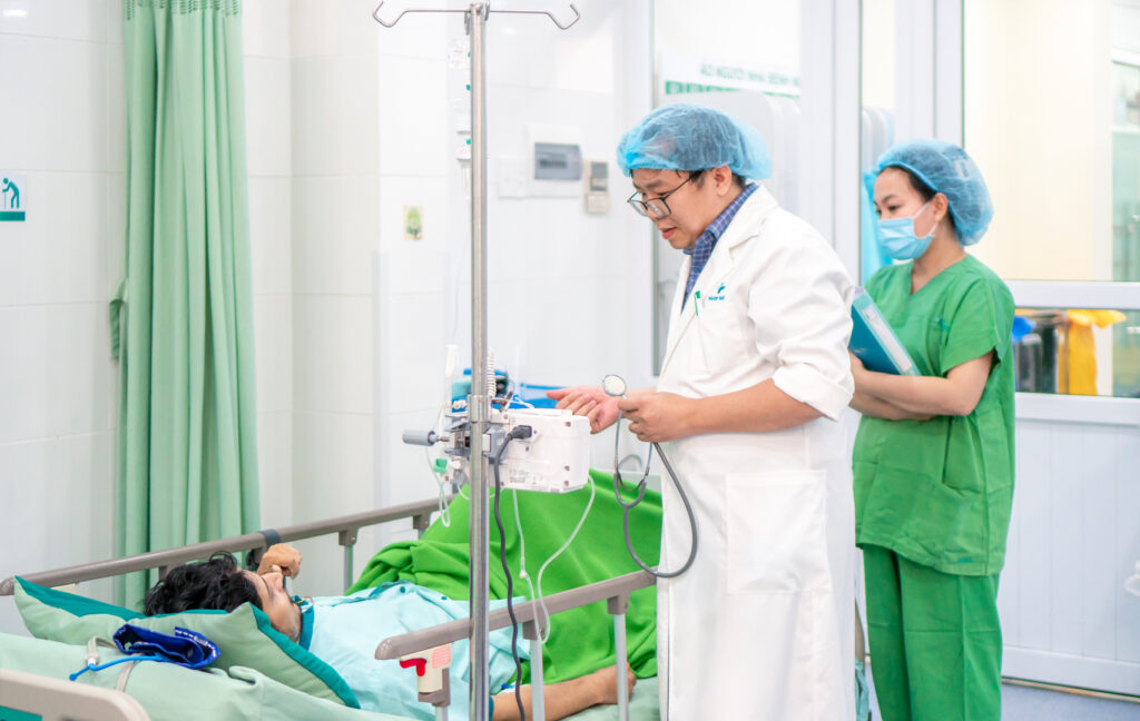 Phẫu thuật cấp cứu người ngoại quốc bị phình bóc tách động mạch chủ ngực cấp tính