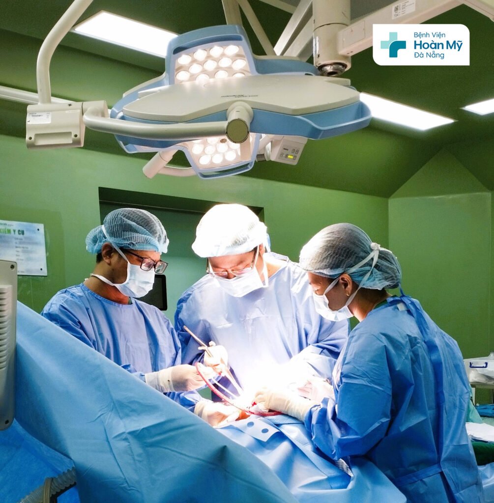 Phẫu thuật đóng đinh nội tủy Gamma thành công cho người bệnh ngoại quốc gãy liên mấu chuyển xương đùi trái phức tạp