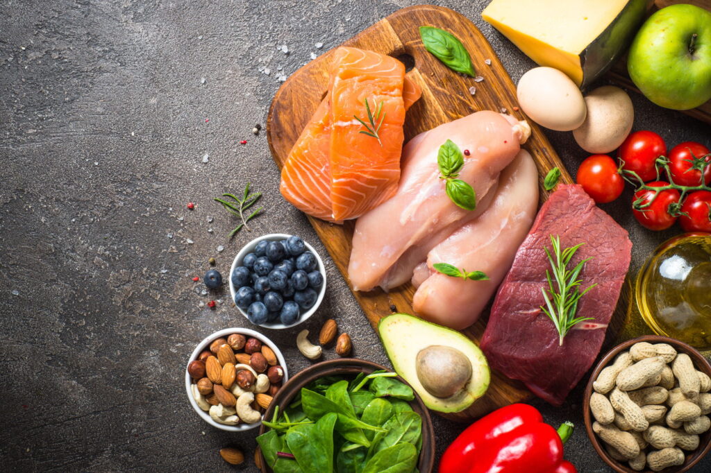 Chất béo lành mạnh có trong các loại hạt, dầu oliu, dầu dừa, bơ,..giúp kiểm soát cảm giác đói và giảm cân hiệu quả