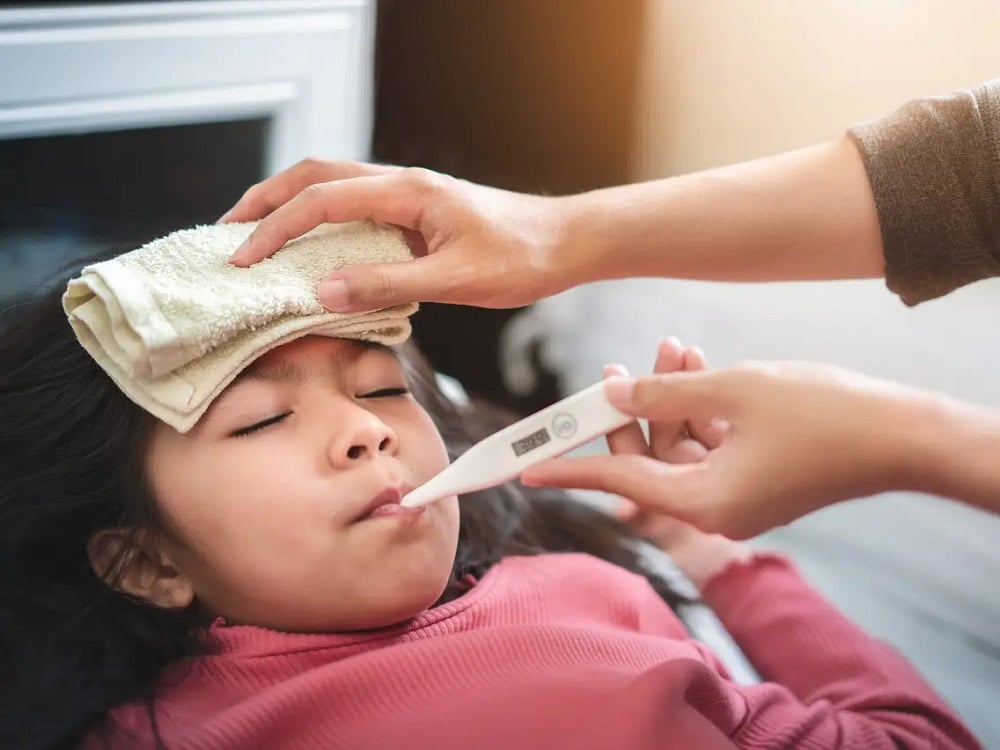 Theo dõi tình trạng của con trong suốt thời gian trong và sau khi sốt