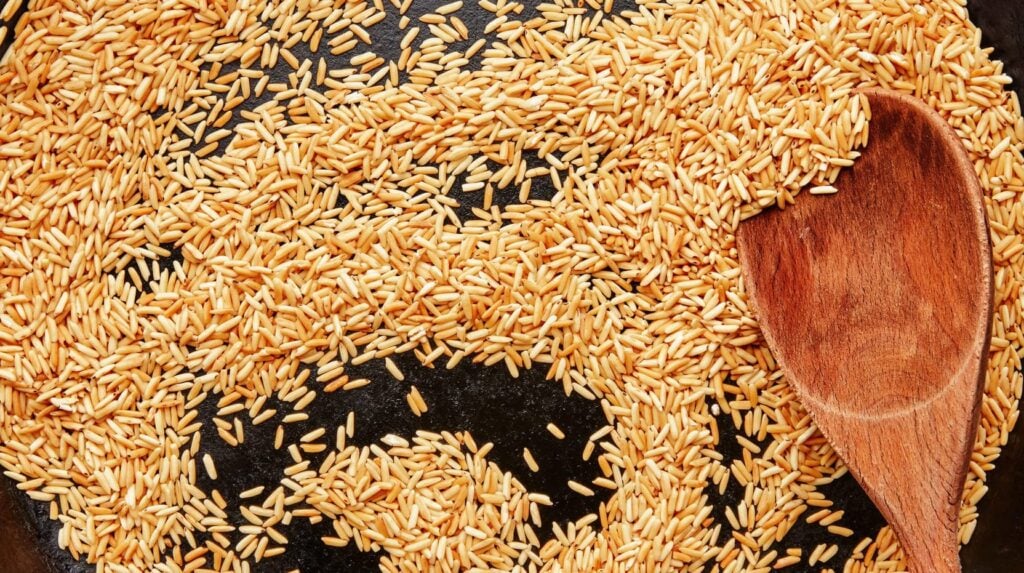 Bạn có thể tận dụng phần nước để uống còn phần cơm gạo rang để ăn riêng 