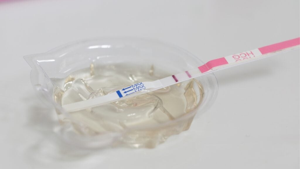 Hình ảnh que thử thai 2 vạch đậm