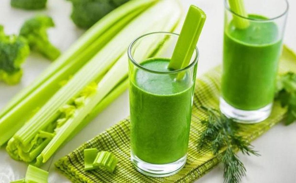 Nước ép cần tây chứa các chất chống oxy hóa như axit phenolic và flavonoid, bảo vệ tế bào khỏi tổn thương.